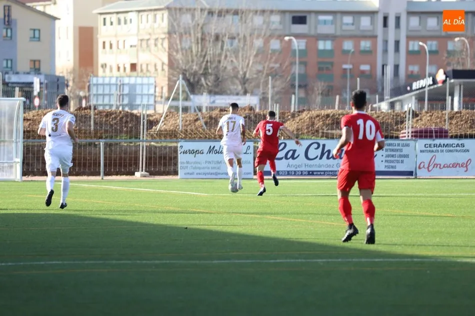 Foto 9 - El Pe&ntilde;aranda tumba al Villaralbo y sigue rumbo a Tercera (0-2)