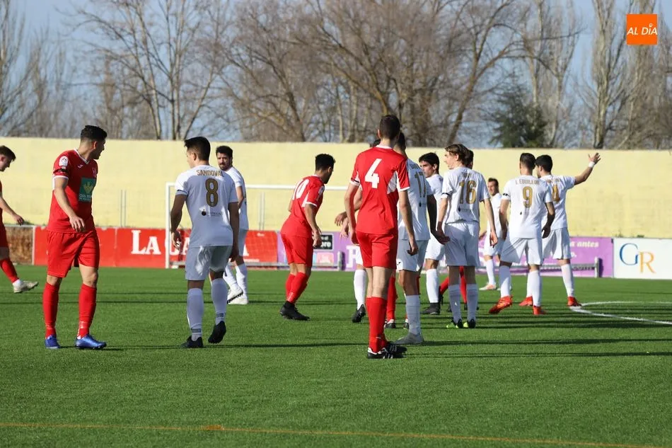 Foto 5 - El Pe&ntilde;aranda tumba al Villaralbo y sigue rumbo a Tercera (0-2)
