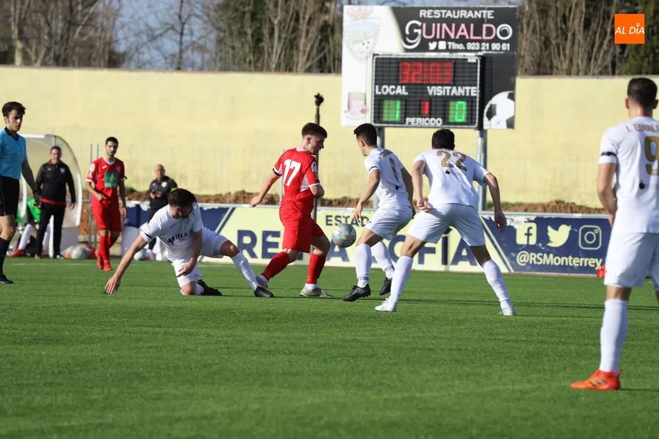 Foto 4 - El Pe&ntilde;aranda tumba al Villaralbo y sigue rumbo a Tercera (0-2)