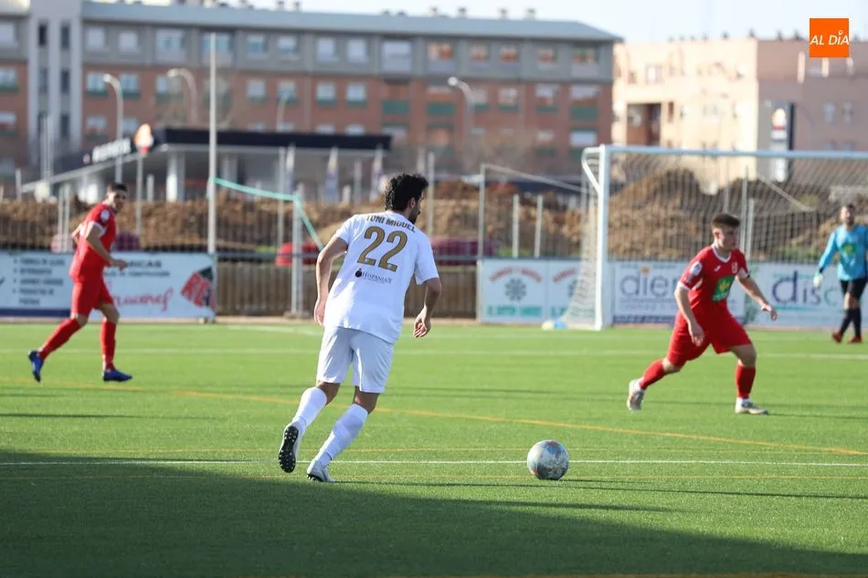 Foto 3 - El Pe&ntilde;aranda tumba al Villaralbo y sigue rumbo a Tercera (0-2)
