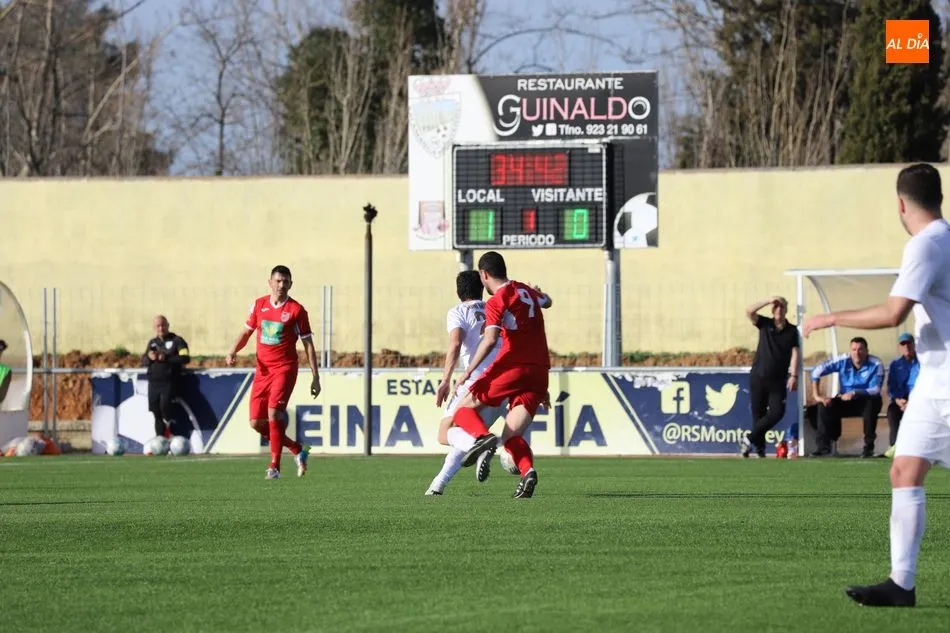 Foto 2 - El Pe&ntilde;aranda tumba al Villaralbo y sigue rumbo a Tercera (0-2)