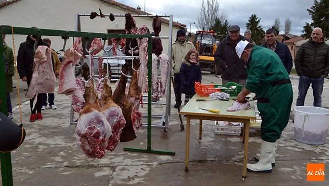 Decenas de personas participaban en la sexta Matanza Tradicional de Macotera realizada en la Plaza de la Leña