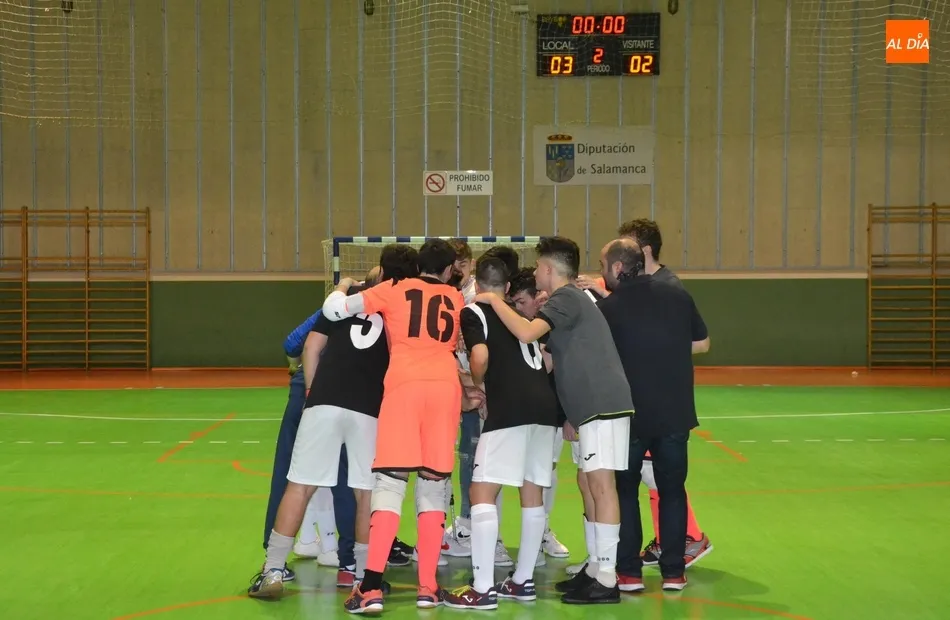 Foto 2 - &Eacute;xtasis en Conde de Fox&aacute; con la memorable remontada del III Juvenil ante el l&iacute;der invicto  