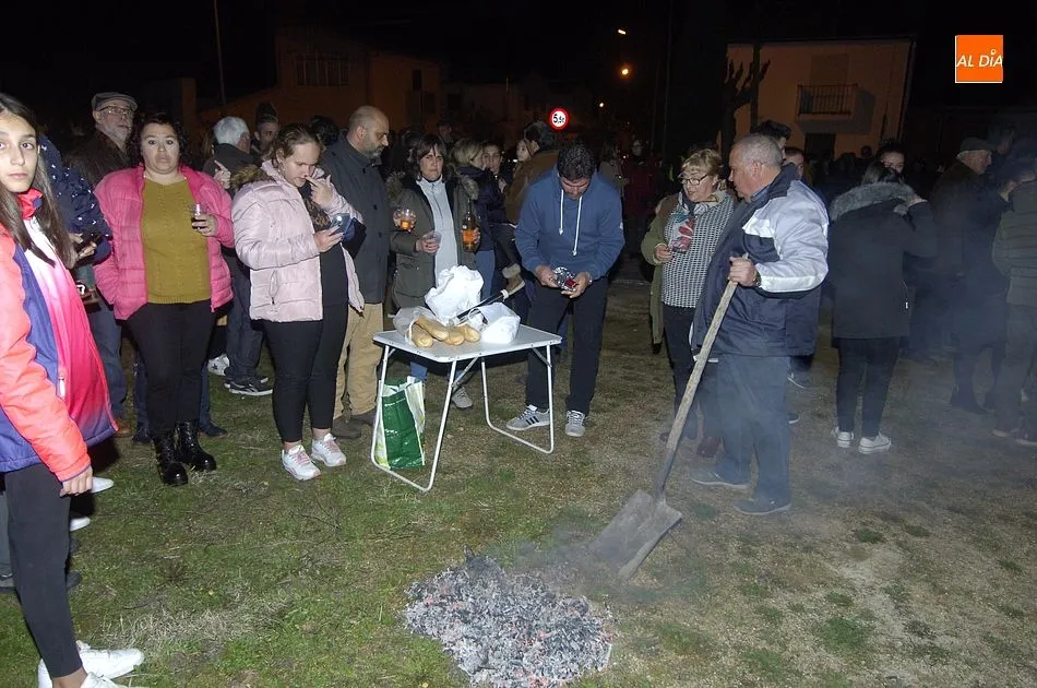 Foto 2 - La hoguera de San Blas alienta a los mirobrigenses que calientan motores para las carnestolendas  