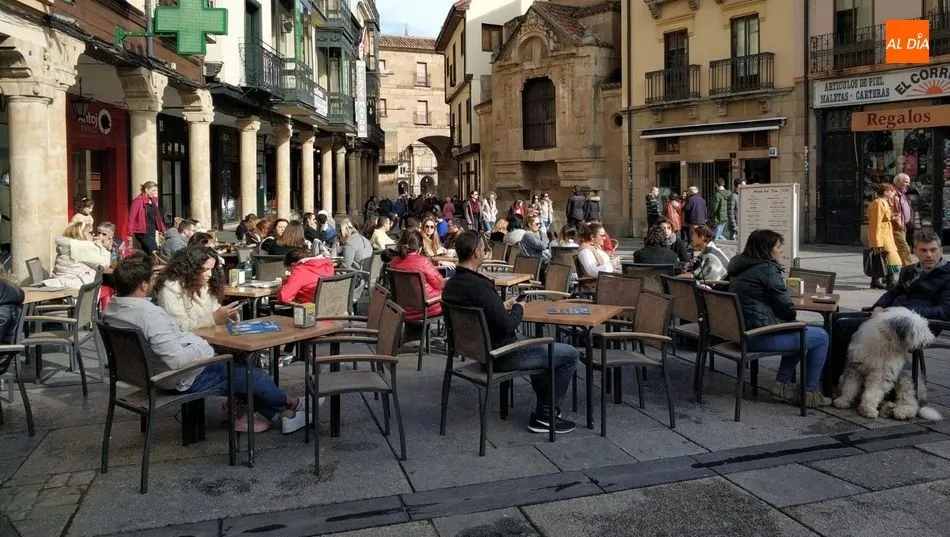 El buen tiempo incrementa la presencia de clientes en las terrazas, como en esta de la plaza del Corrillo. Foto de Lydia González