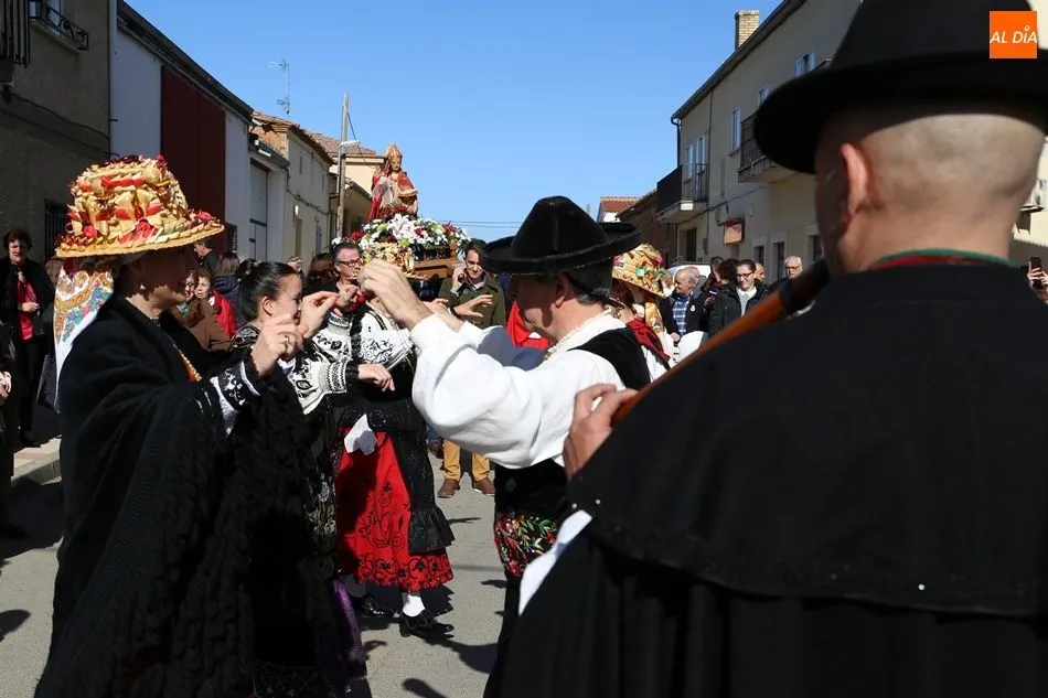 El grupo Manantial bailó en la procesión