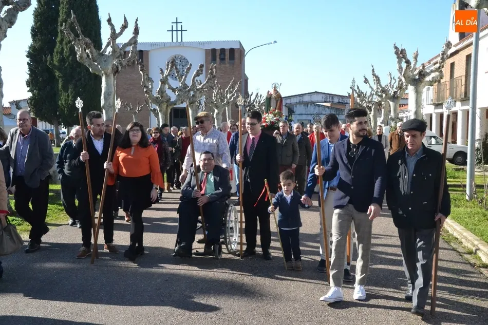 Un sol radiante acompaña a San Blas, que se queda más lejos que nunca de La Caridad  