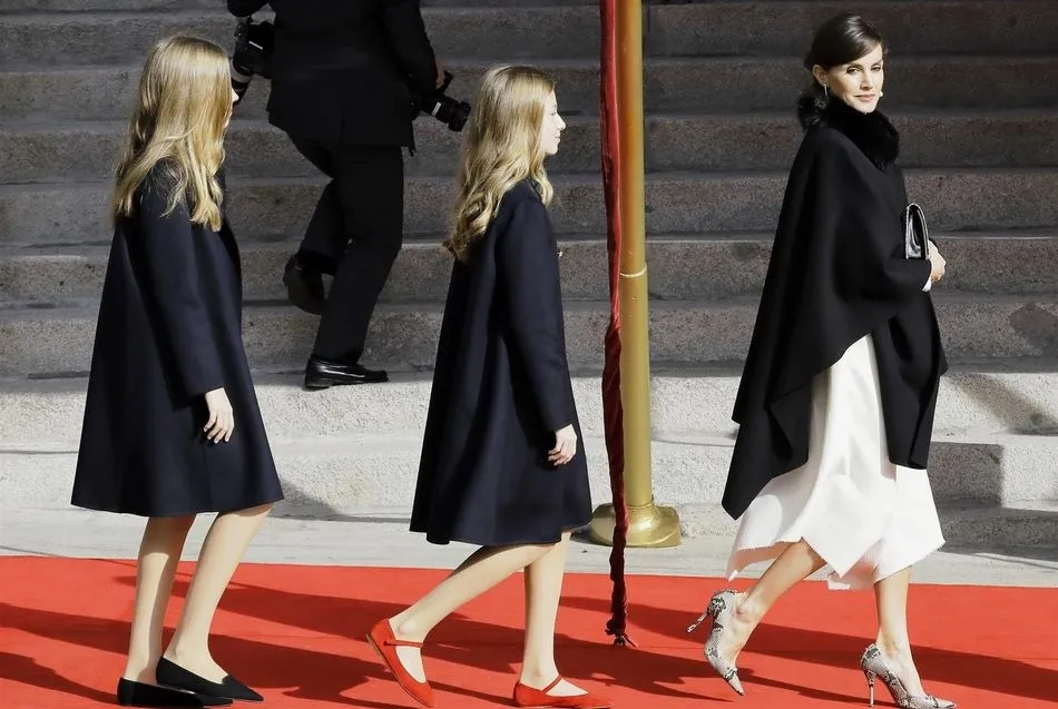 La reina Letizia, al lado de sus hijas Leonor y Sofía. Foto: EP