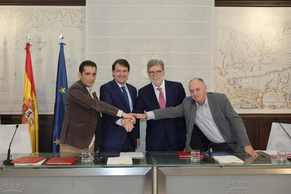 El presidente de la Junta y los agentes económicos y sociales firman los acuerdos del Diálogo Social. Foto: EP