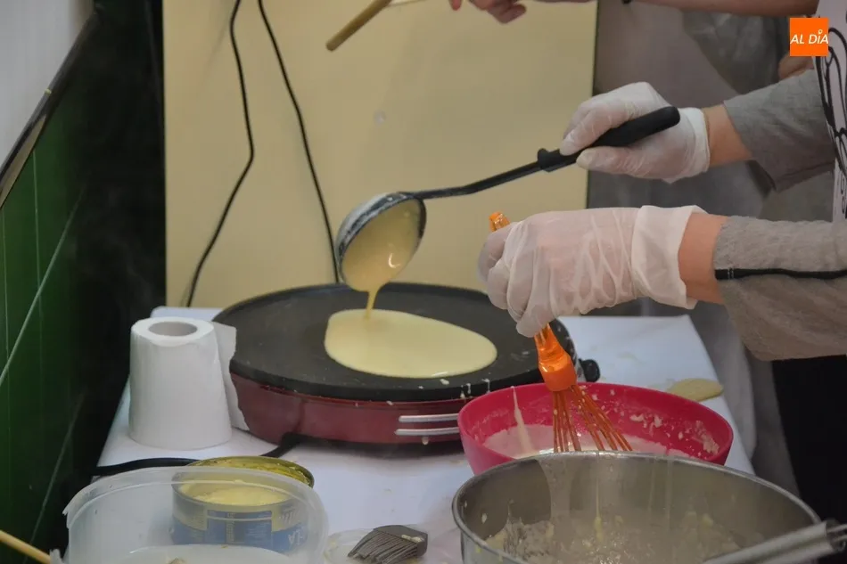 Foto 6 - Los alumnos del Fray &lsquo;se trasladan&rsquo; a Francia elaborando crepes en el propio centro
