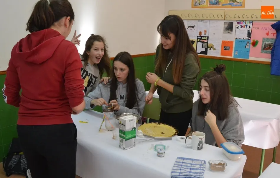 Foto 10 - Los alumnos del Fray &lsquo;se trasladan&rsquo; a Francia elaborando crepes en el propio centro
