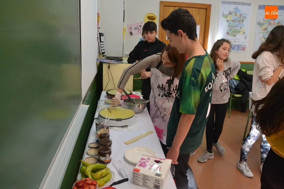 Los alumnos del Fray ‘se trasladan’ a Francia elaborando crepes en el propio centro