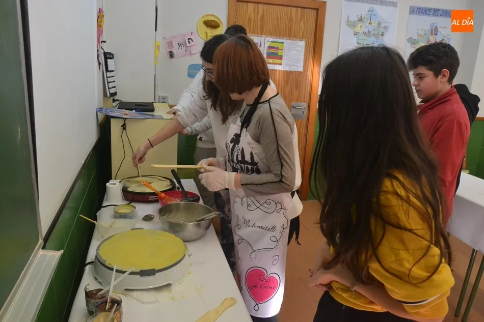 Foto 5 - Los alumnos del Fray &lsquo;se trasladan&rsquo; a Francia elaborando crepes en el propio centro