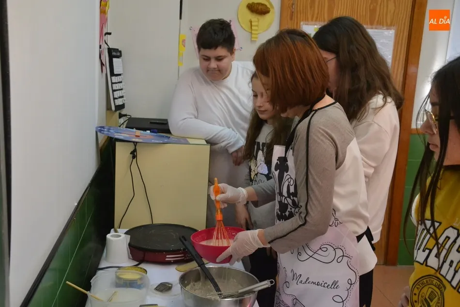 Foto 7 - Los alumnos del Fray &lsquo;se trasladan&rsquo; a Francia elaborando crepes en el propio centro