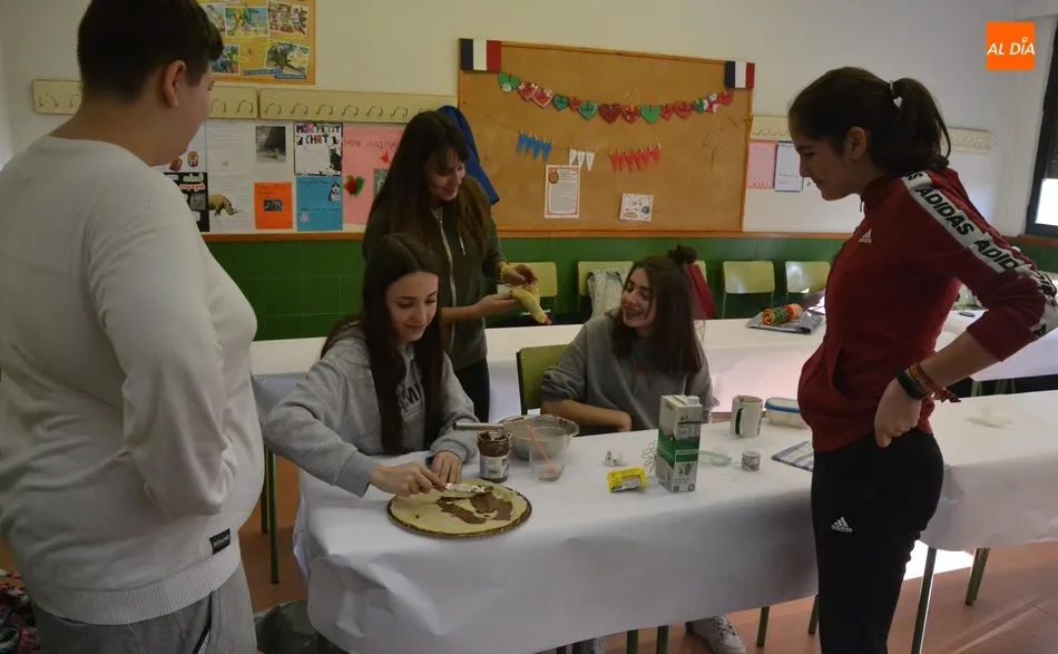 Foto 4 - Los alumnos del Fray &lsquo;se trasladan&rsquo; a Francia elaborando crepes en el propio centro