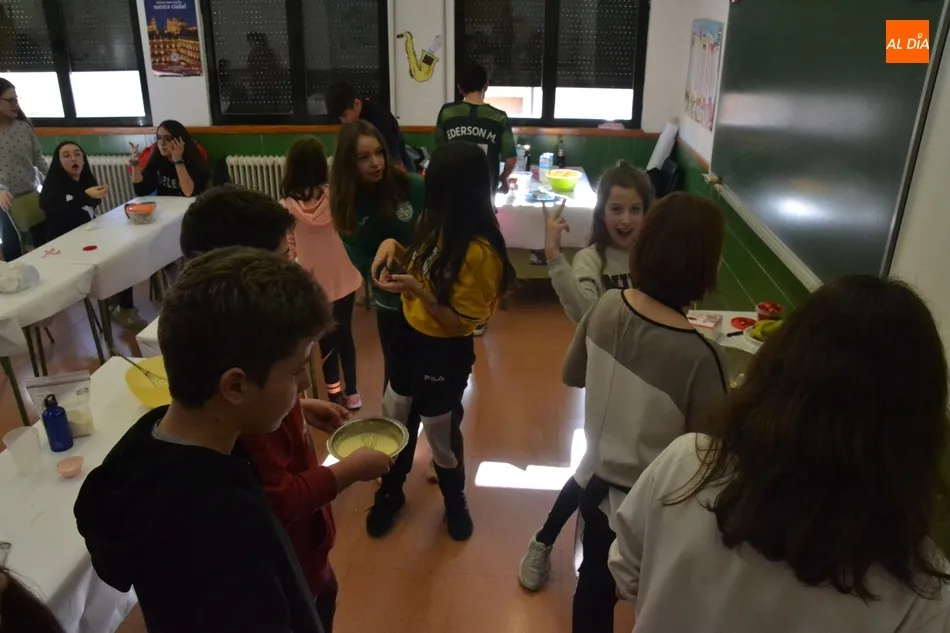 Foto 2 - Los alumnos del Fray &lsquo;se trasladan&rsquo; a Francia elaborando crepes en el propio centro
