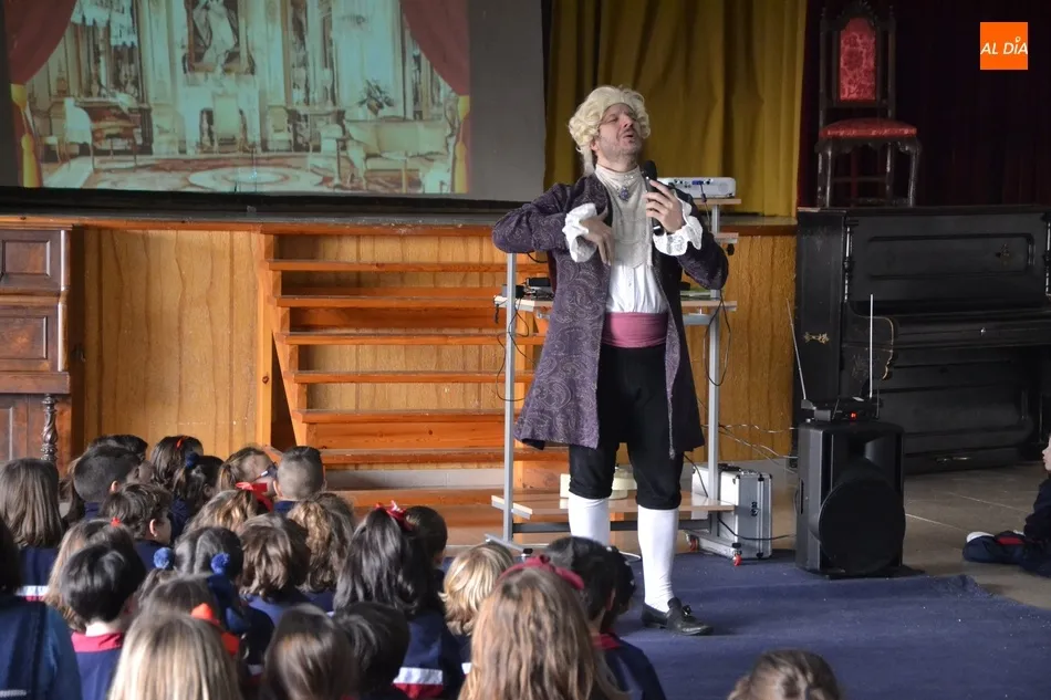 Foto 4 - El Colegio Misioneras de la Providencia celebra su fiesta con &oacute;pera y orientaci&oacute;n  