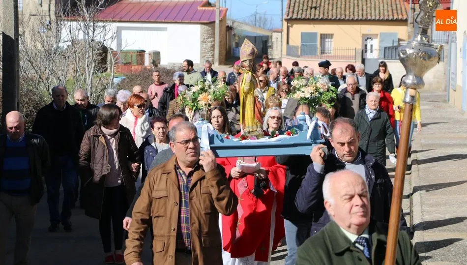 San Blas recorrió en procesión las calles de Peralejos de abajo / CORRAL