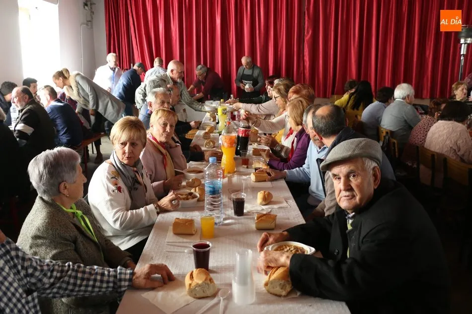 Foto 10 - Los vecinos de Peralejos de Abajo celebran San Blas con actos religiosos y un potaje  