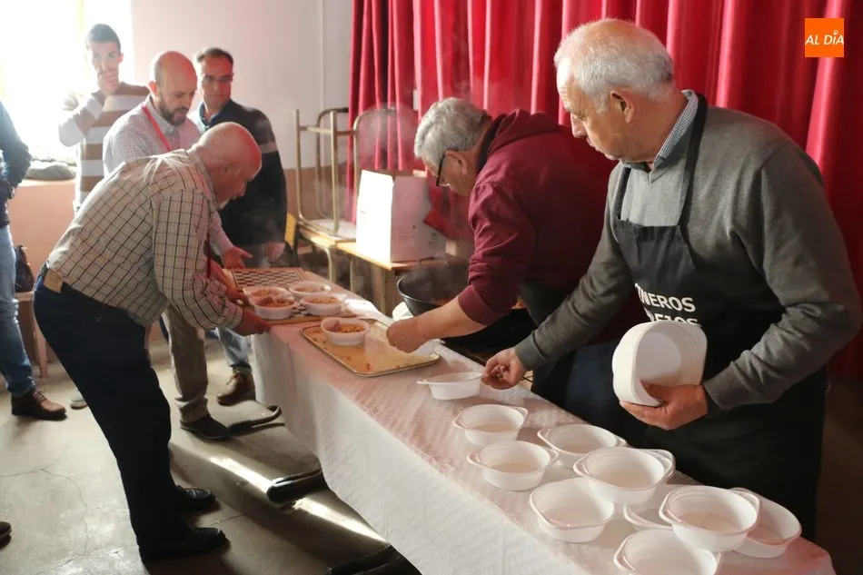 Foto 8 - Los vecinos de Peralejos de Abajo celebran San Blas con actos religiosos y un potaje  