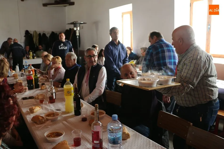 Foto 7 - Los vecinos de Peralejos de Abajo celebran San Blas con actos religiosos y un potaje  