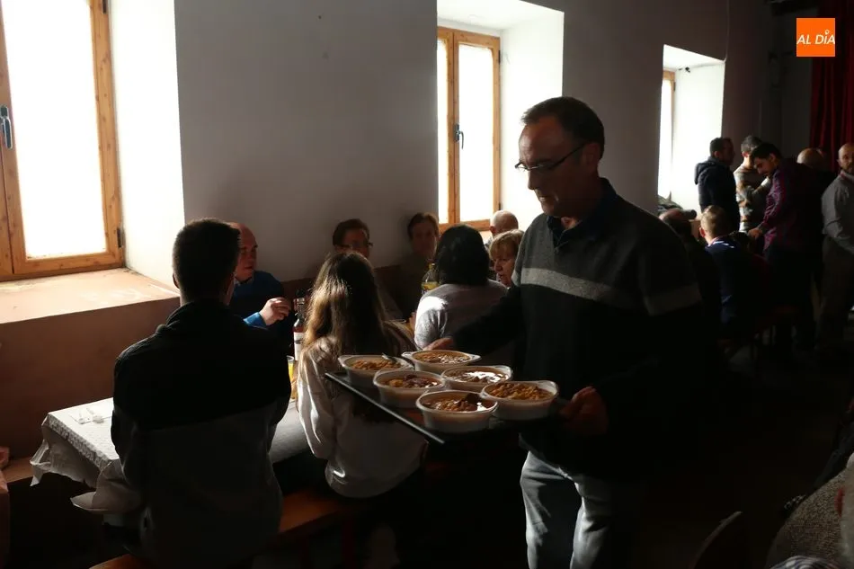 Foto 4 - Los vecinos de Peralejos de Abajo celebran San Blas con actos religiosos y un potaje  