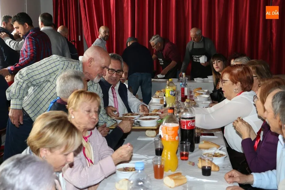 Foto 2 - Los vecinos de Peralejos de Abajo celebran San Blas con actos religiosos y un potaje  