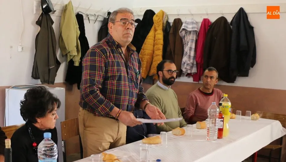 Alfonso Castilla se dirigió a los vecinos minutos antes del convite con motivo de la fiesta de San Blas / CORRAL