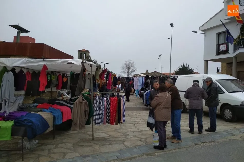 Foto 11 - La buena temperatura anima la afluencia al mercadillo portugu&eacute;s de Trabanca en una fecha muy...