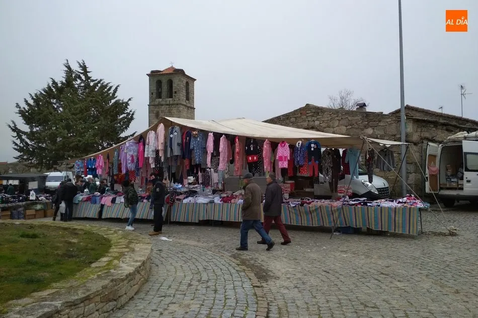 Foto 10 - La buena temperatura anima la afluencia al mercadillo portugu&eacute;s de Trabanca en una fecha muy...