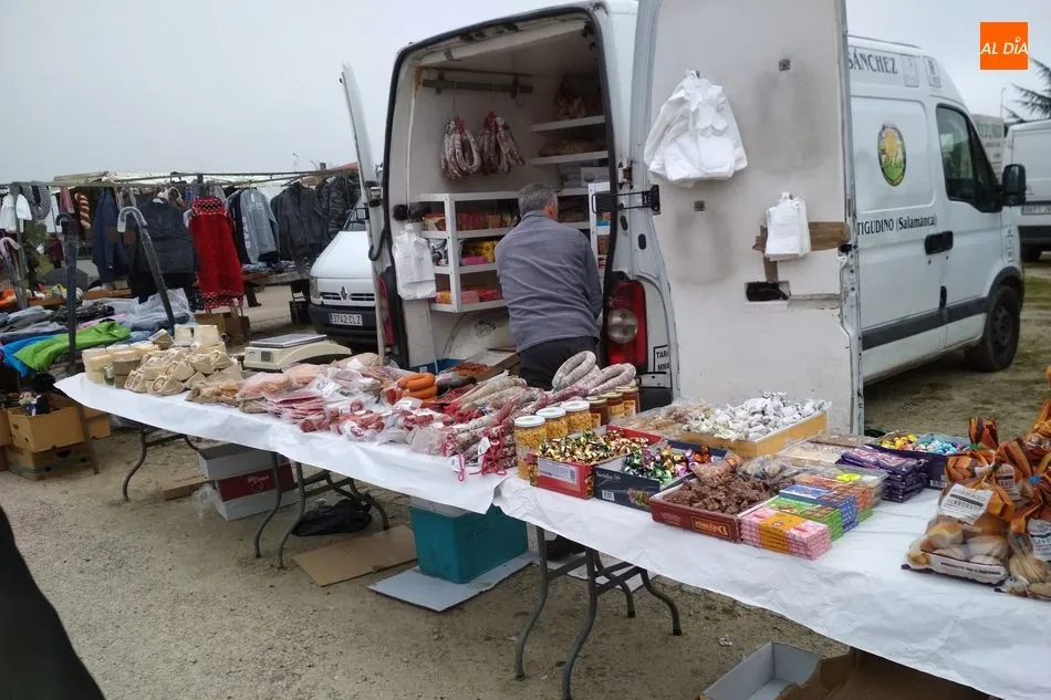 Foto 9 - La buena temperatura anima la afluencia al mercadillo portugu&eacute;s de Trabanca en una fecha muy...