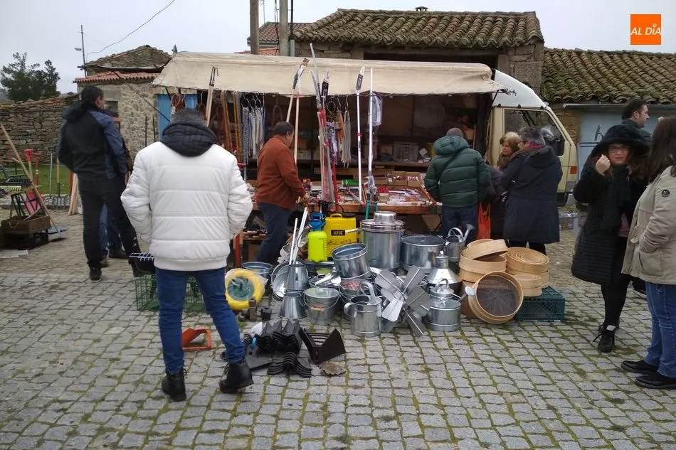 Foto 8 - La buena temperatura anima la afluencia al mercadillo portugu&eacute;s de Trabanca en una fecha muy...