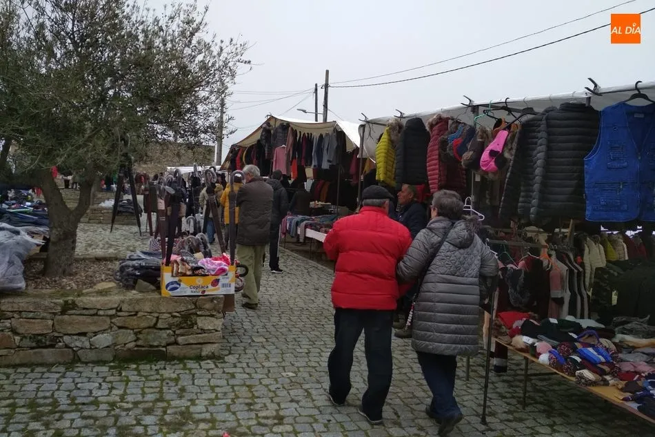 Foto 7 - La buena temperatura anima la afluencia al mercadillo portugu&eacute;s de Trabanca en una fecha muy...