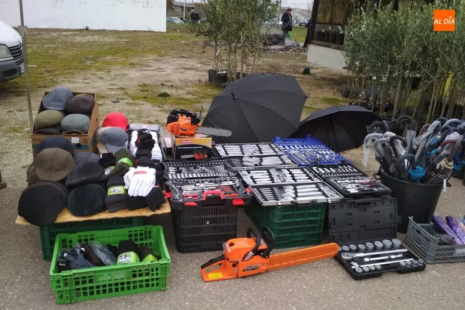 Foto 6 - La buena temperatura anima la afluencia al mercadillo portugu&eacute;s de Trabanca en una fecha muy...