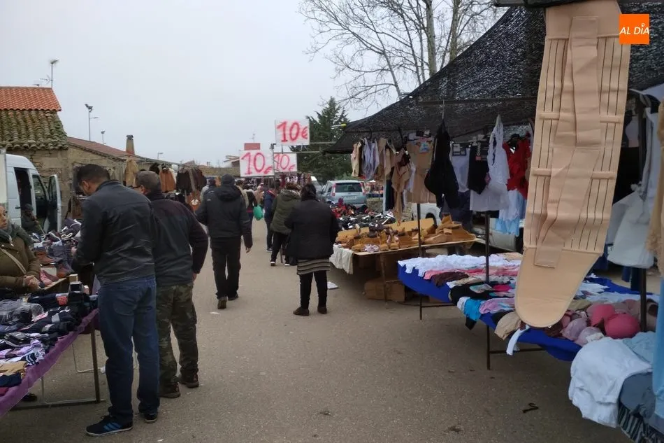 Foto 5 - La buena temperatura anima la afluencia al mercadillo portugu&eacute;s de Trabanca en una fecha muy...