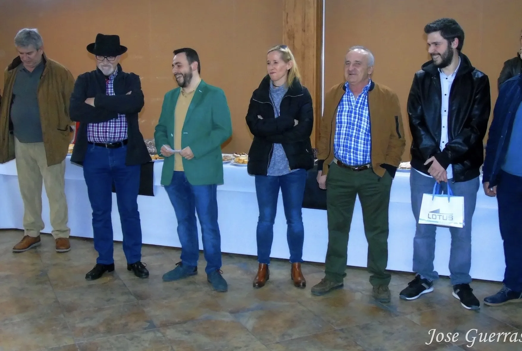 Foto 3 - El Ayuntamiento de Macotera se re&uacute;ne al completo para homenajear a Juanfra en su jubilaci&oacute;n y...