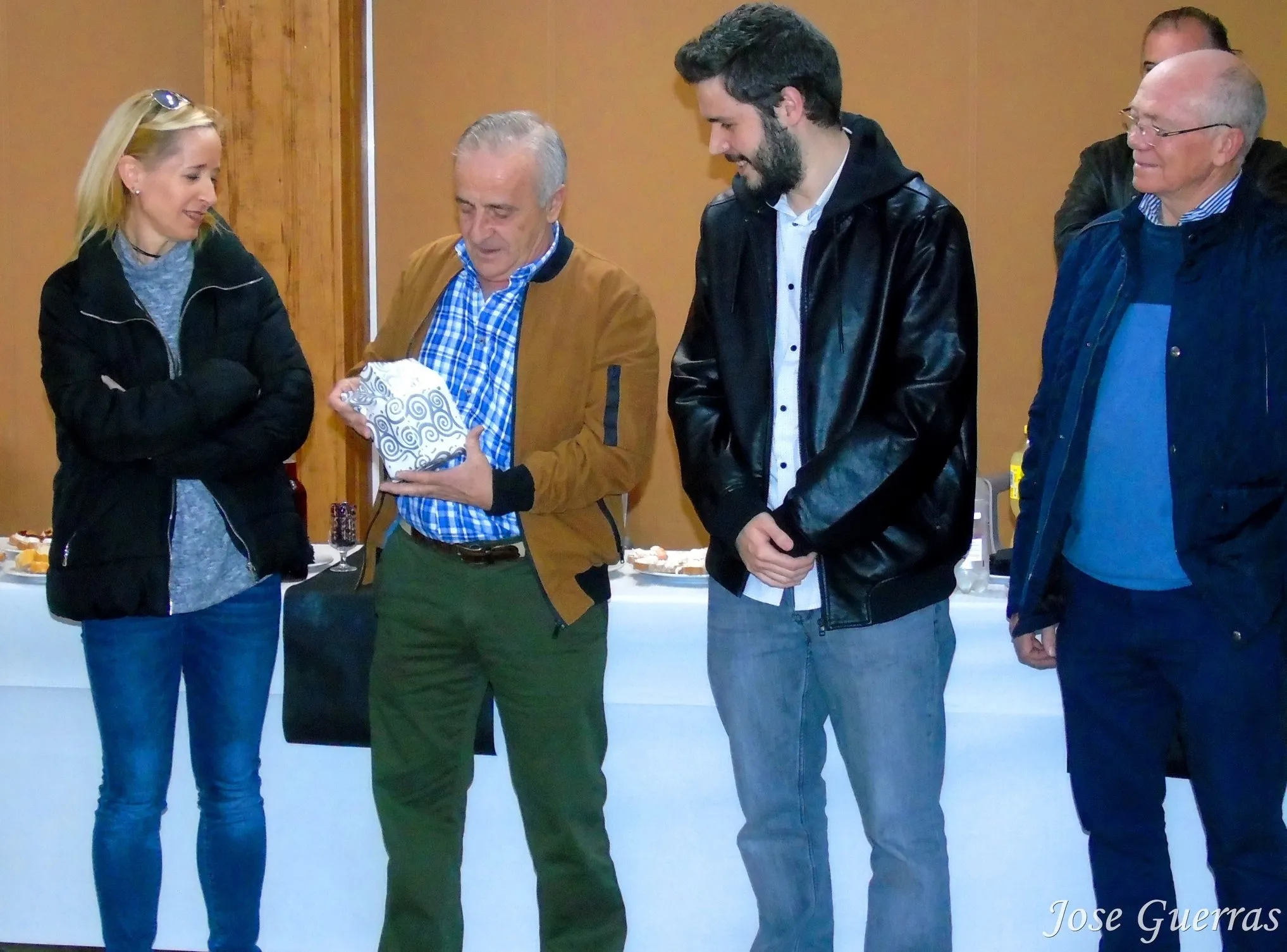 Foto 2 - El Ayuntamiento de Macotera se re&uacute;ne al completo para homenajear a Juanfra en su jubilaci&oacute;n y...