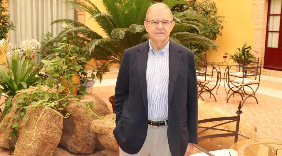 Ballesteros, segoviano de 66 años, es general de Brigada de Artillería, diplomado de Estado Mayor y doctor en Ciencias Políticas por la Universidad Pontificia de Salamanca con premio extraordinario de 2015