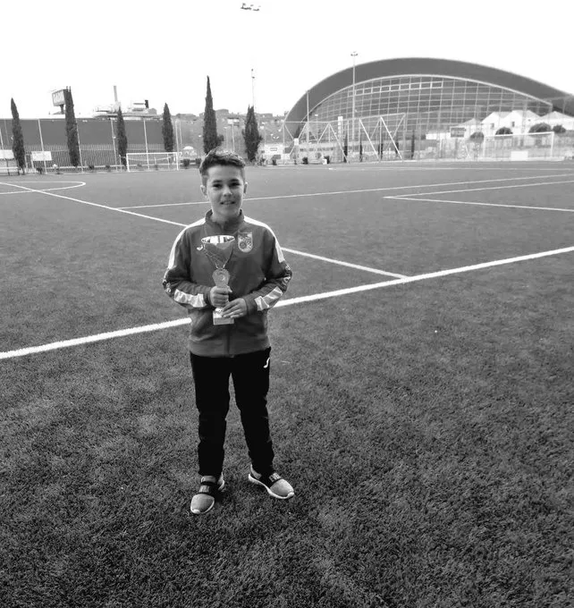 Edu posa orgulloso en el Vicente del Bosque