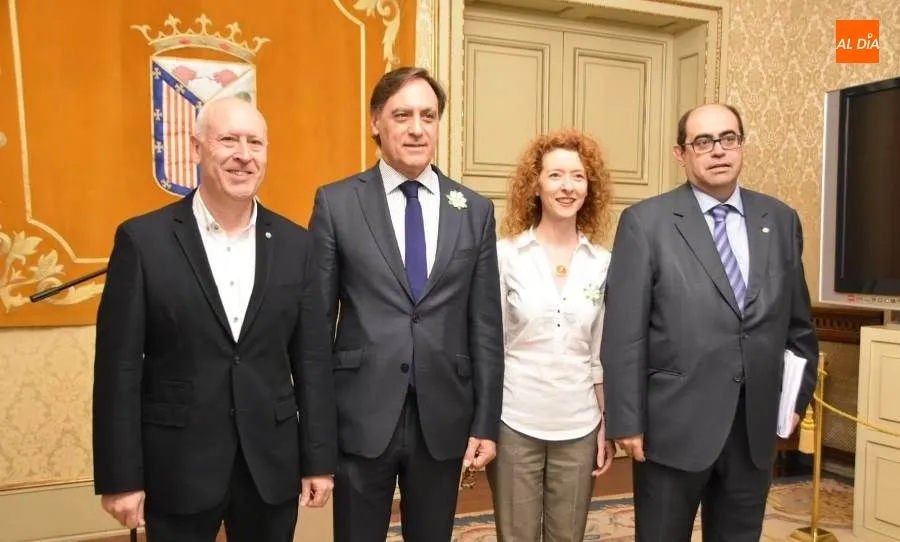 Presentación del presupuesto del Ayuntamiento con la presencia del alcalde de Salamanca, Carlos García Carbayo, y la primera teniente de alcalde, Ana Suárez, en el centro. Foto de Paula Zorita