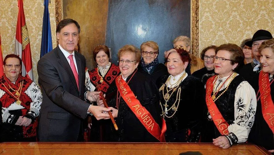 Carlos García Carbayo, alcalde de Salamanca, en un encuentro anterior con las águedas