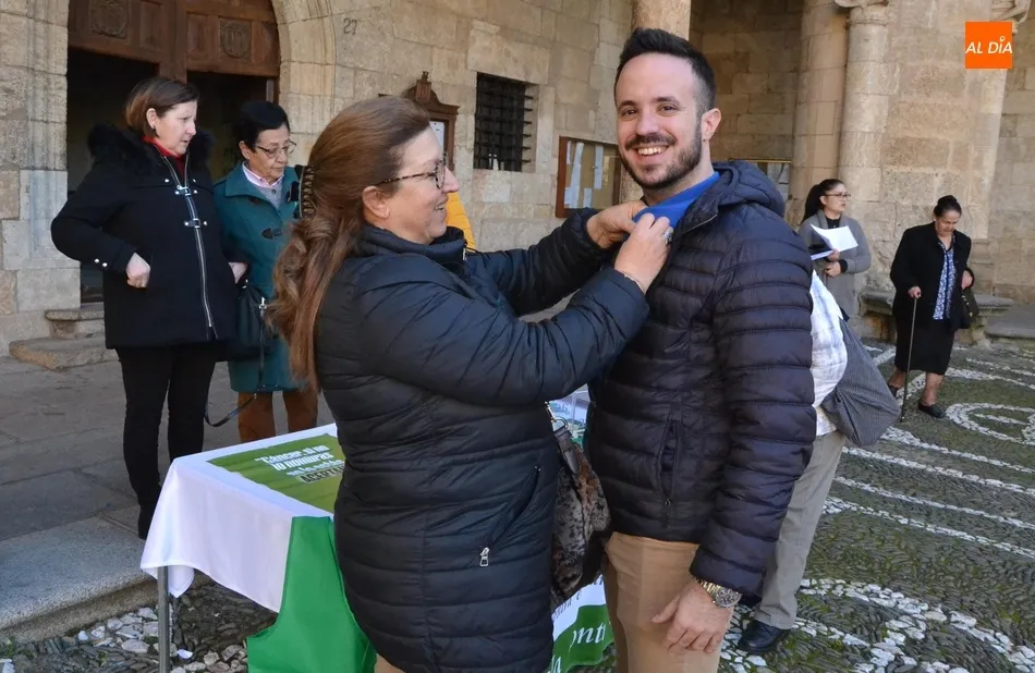 Foto 3 - La AECC instala una mesa petitoria con motivo del D&iacute;a Mundial contra el C&aacute;ncer  
