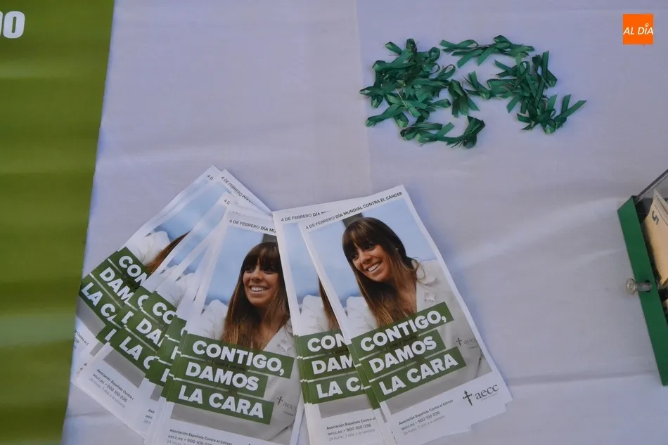 Foto 2 - La AECC instala una mesa petitoria con motivo del D&iacute;a Mundial contra el C&aacute;ncer  