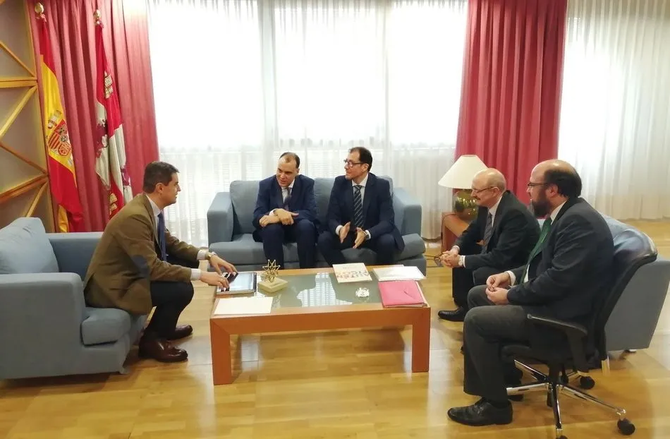 El consejero de la Presidencia, Ángel Ibáñez, se reúne con responsables de la ONCE