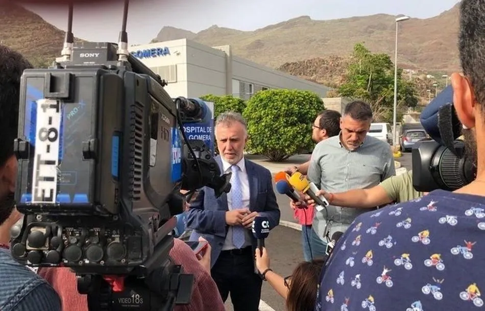 El presidente de Canarias, Ángel Víctor Torres, atiende a los medios en el exterior del Hospital de La Gomera. Foto: EP