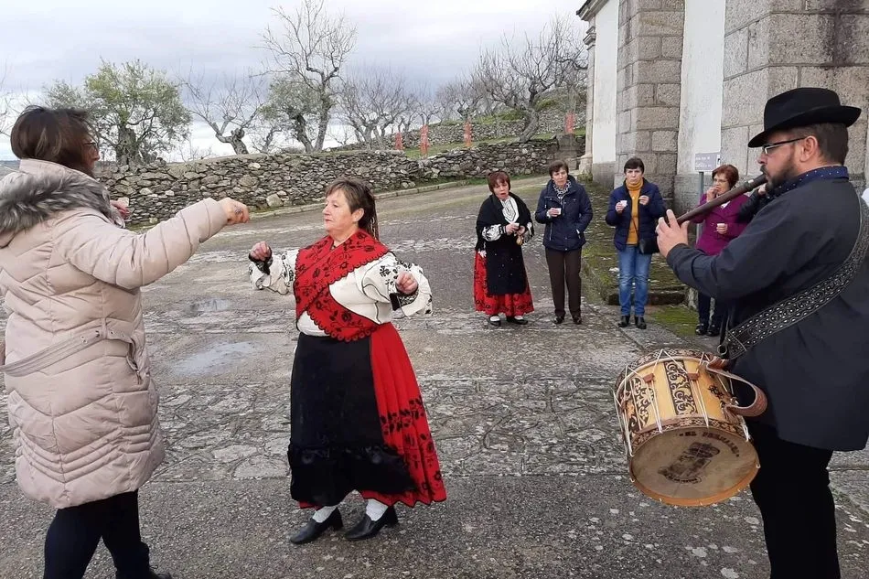 Foto 3 - Las mujeres de Vilvestre, las primeras en celebrar Santa &Aacute;gueda  
