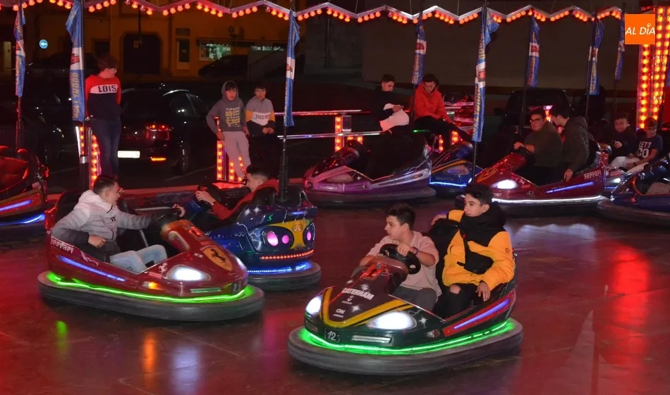 Los jóvenes empiezan a disfrutar de los coches chocones  