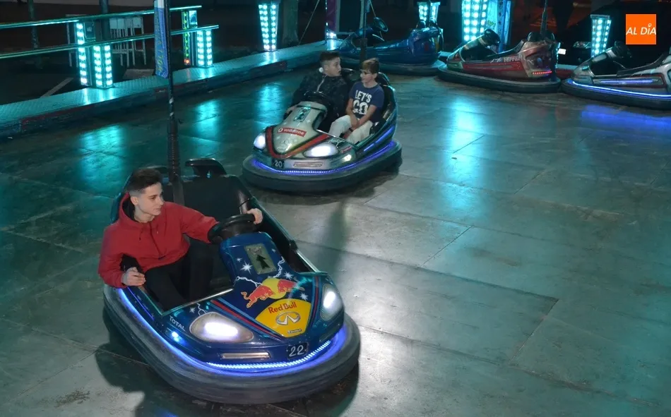 Foto 7 - Los j&oacute;venes empiezan a disfrutar de los coches chocones  