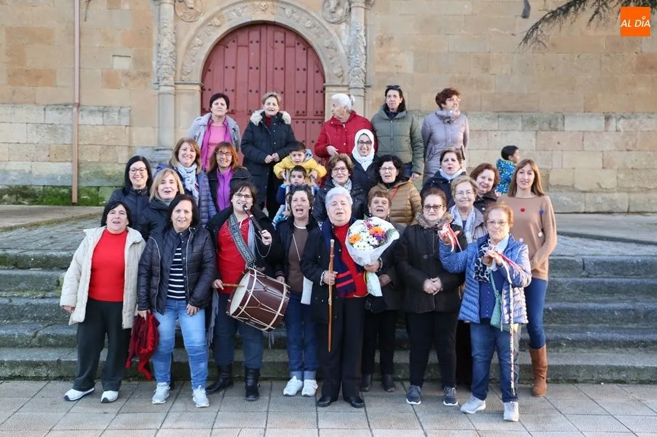 Las águedas de Babilafuente, en la puerta de la iglesia
