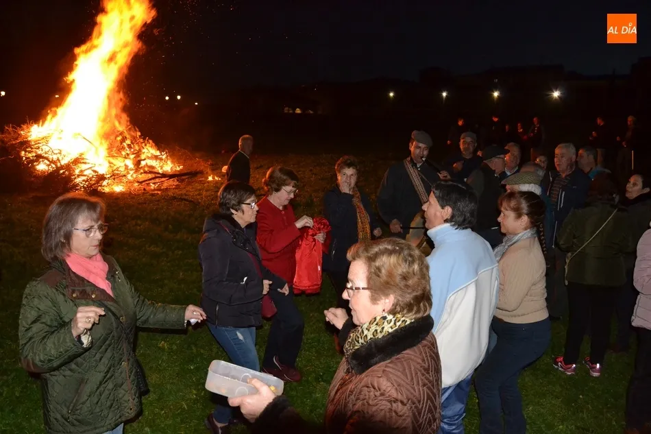 Fantástico ambiente en la última hoguera precarnavalera de Miróbriga  